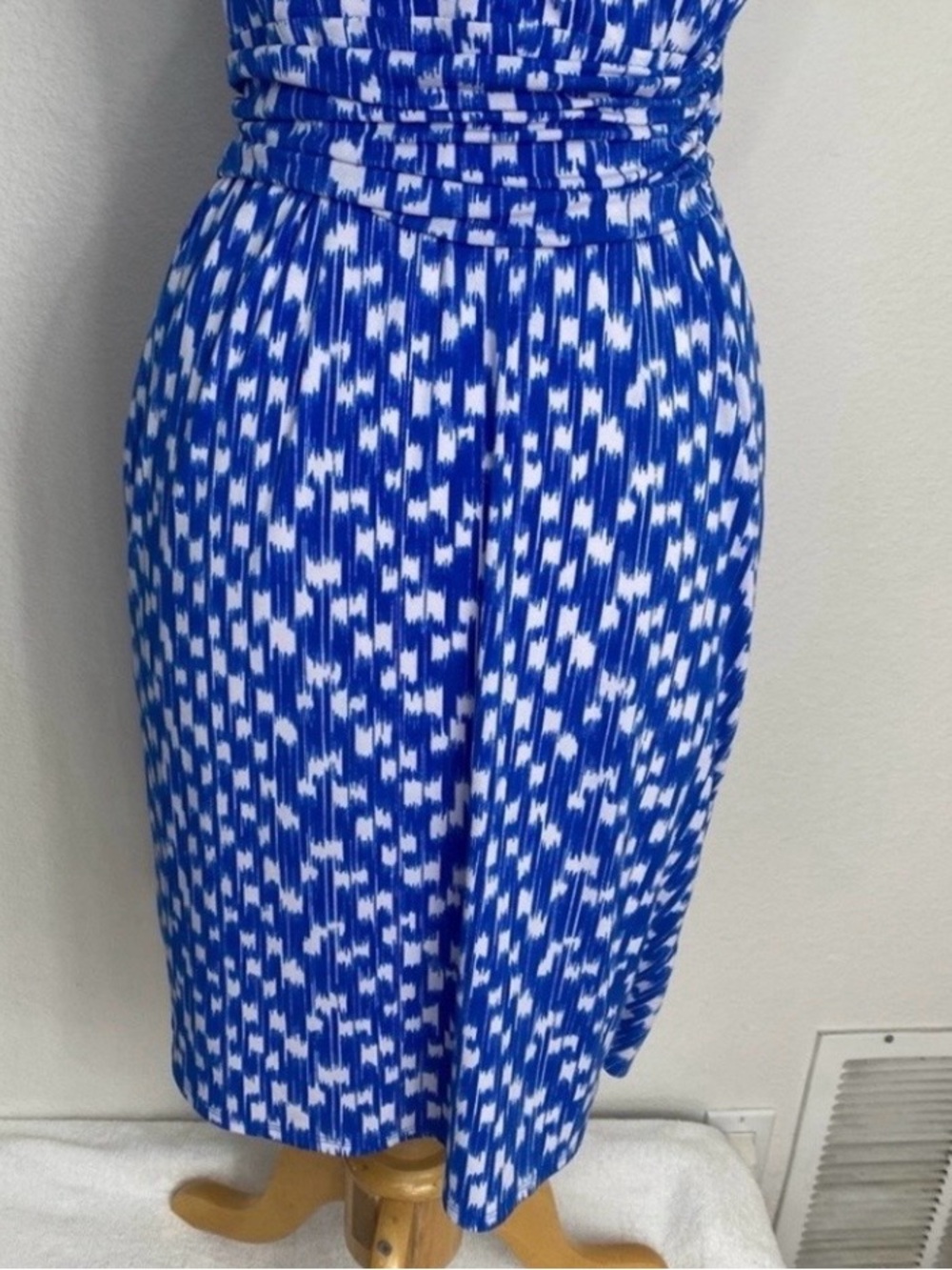 Ann Taylor Women Blue White Abstract V Neck Sleeveless Stretch Wrap Dress Size S - Picture 9 of 16